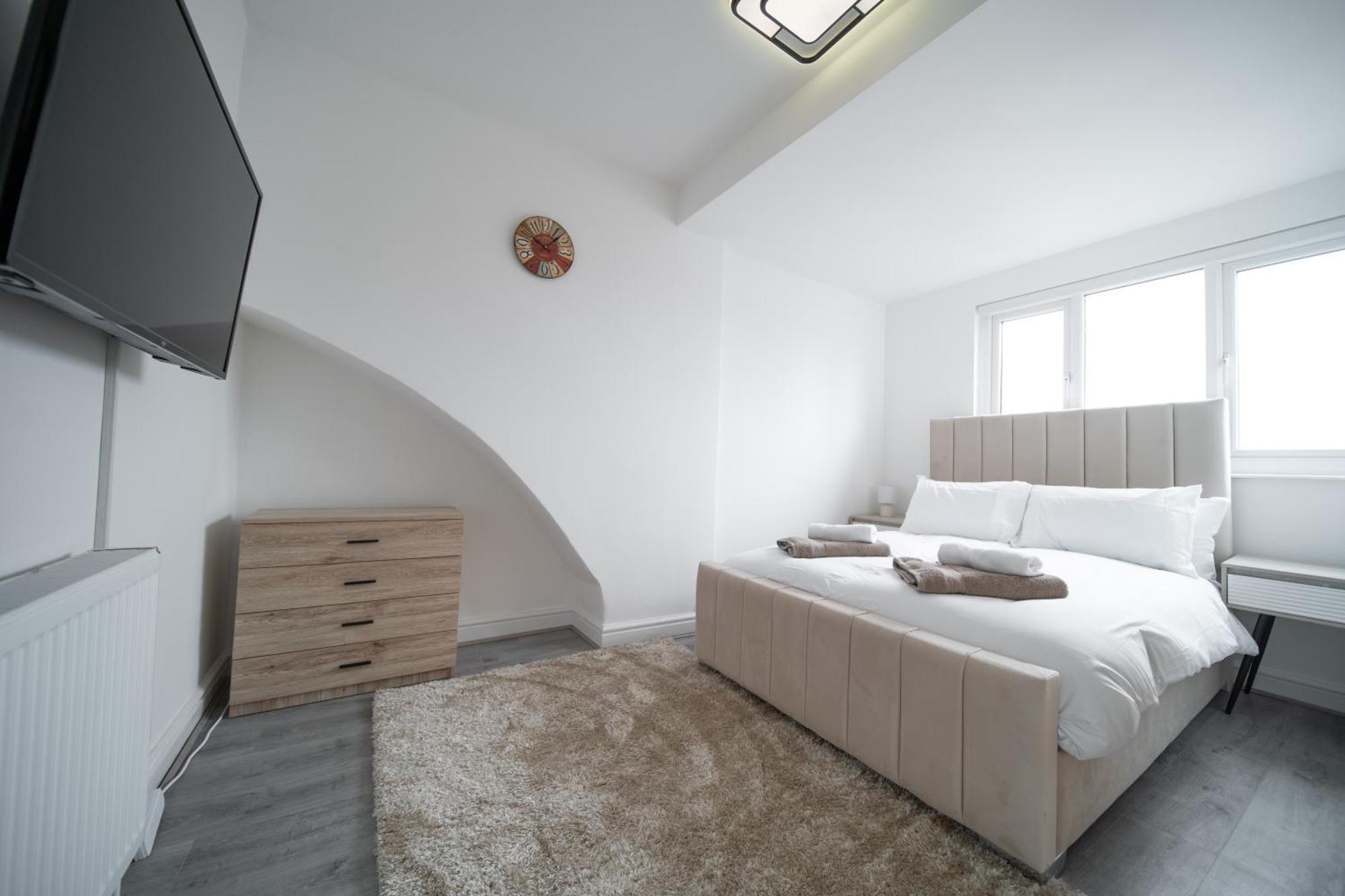 Spacious Duplex - Perfectly Situated In The Heart Of The Apartment *