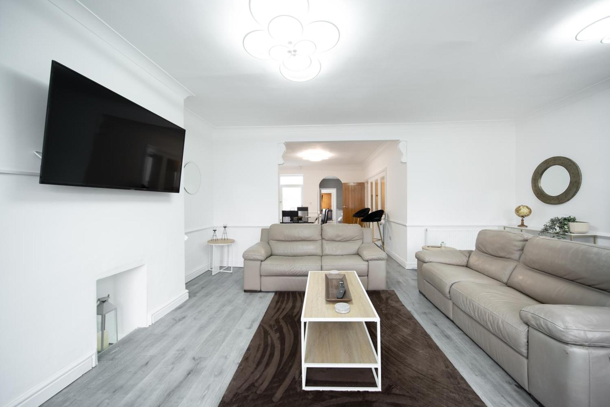 Apartment Spacious Duplex - Perfectly Situated In The Heart Of The *