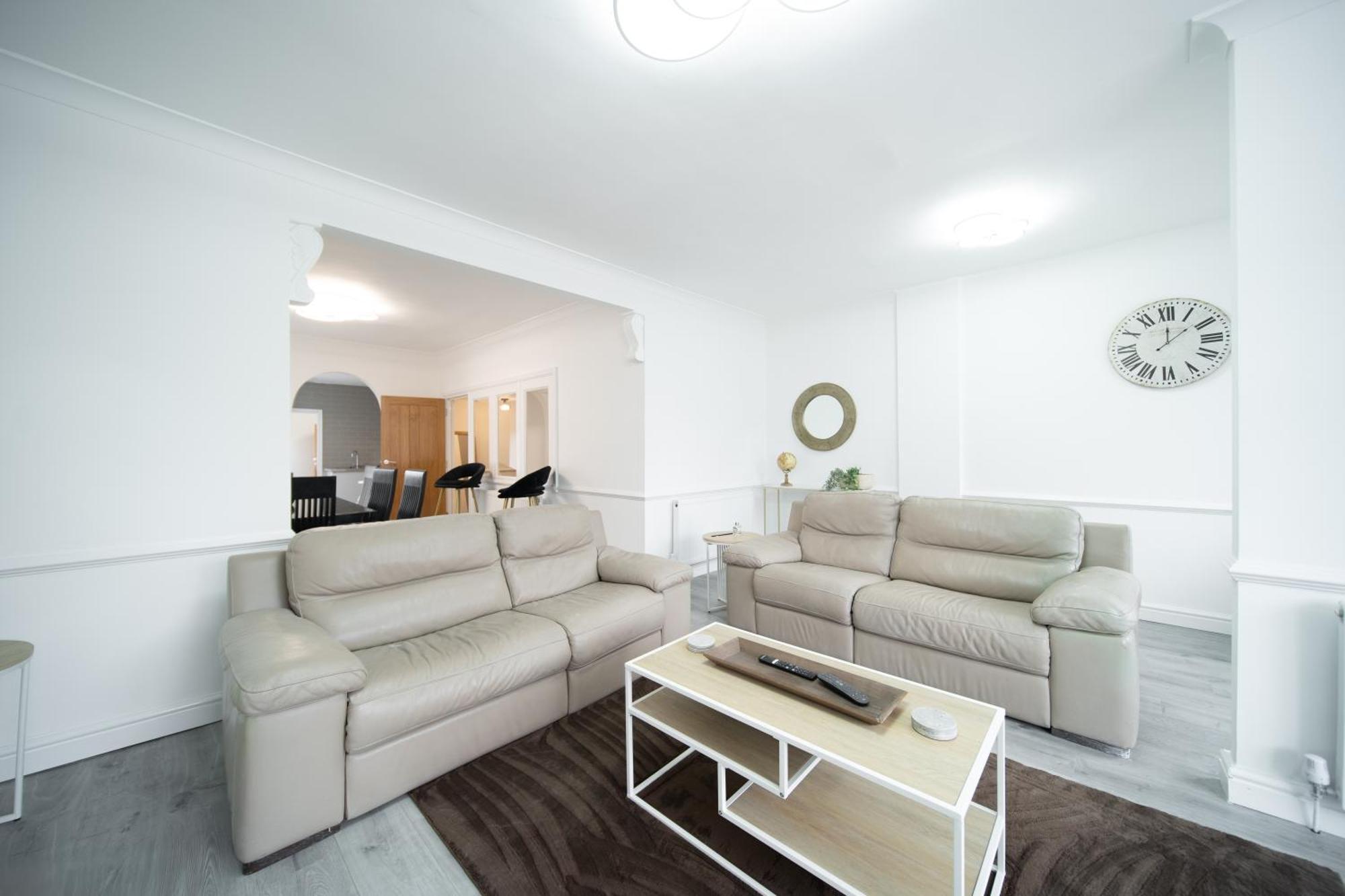 Spacious Duplex - Perfectly Situated In The Heart Of The *