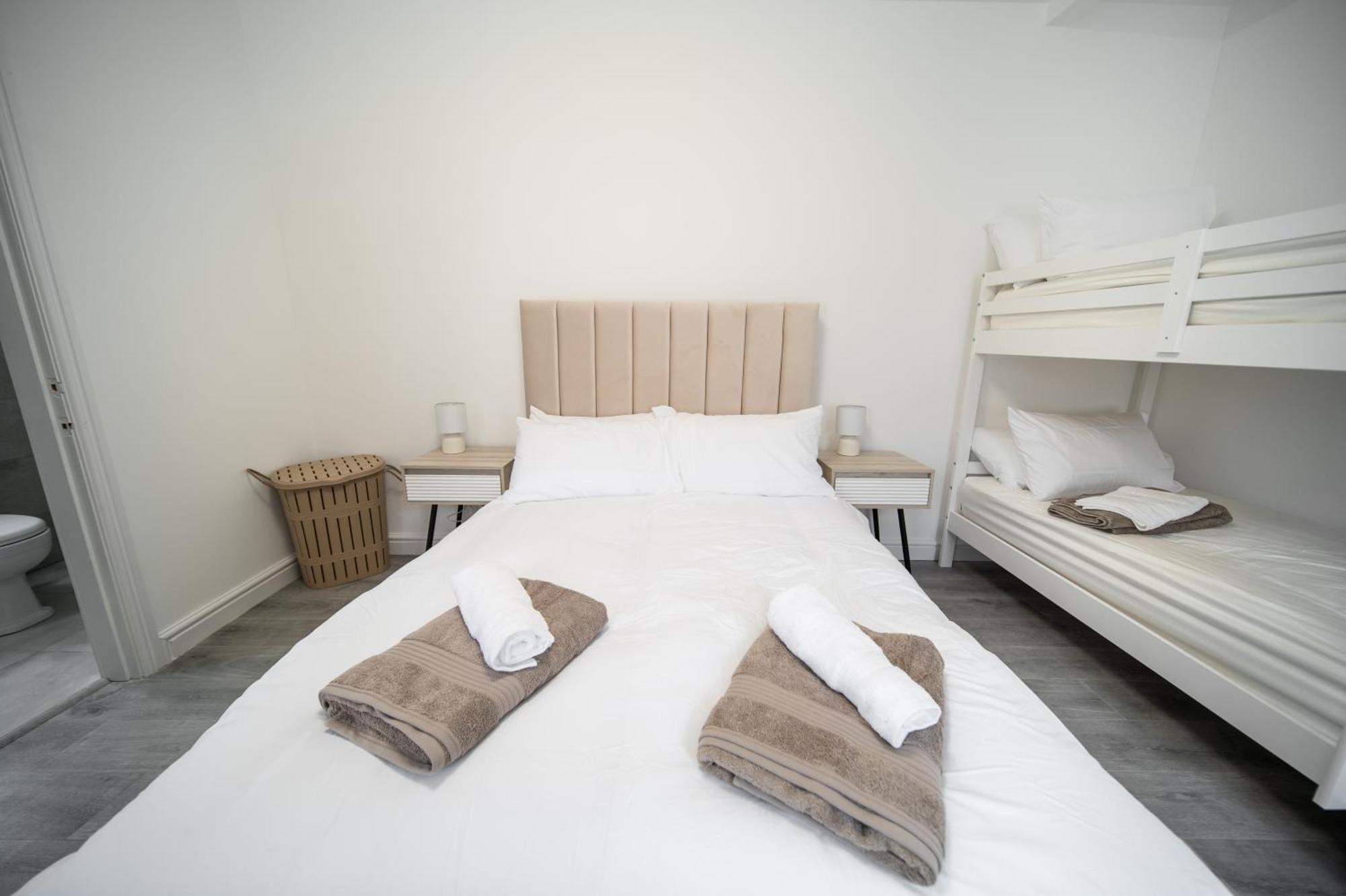 Apartment Spacious Duplex - Perfectly Situated In The Heart Of The