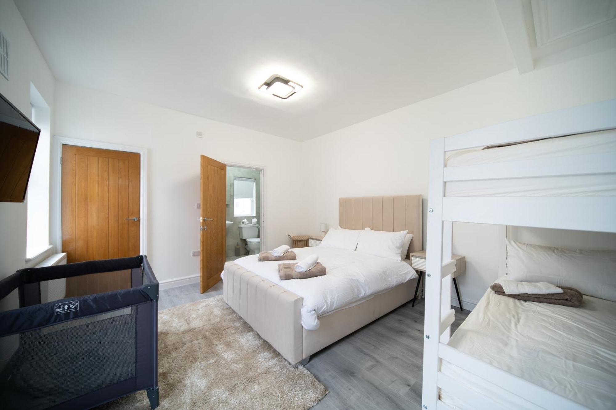 Spacious Duplex - Perfectly Situated In The Heart Of The Apartment *